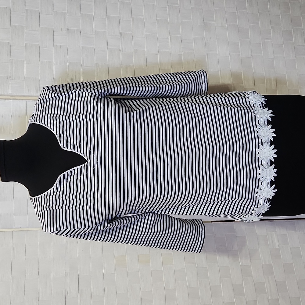 Onque Casual Striped Blk/White Tee w Floral Applique Accents - Size S